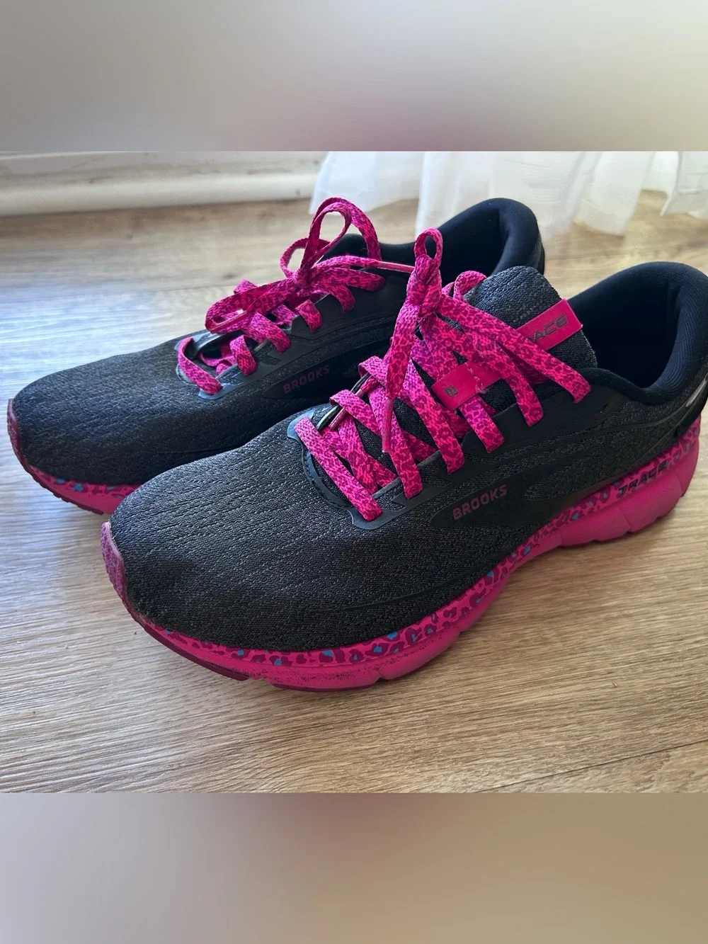 Brooks Trace 2 running shoes in Magenta/Black/Ebony, size 10 - Picture 1 of 10